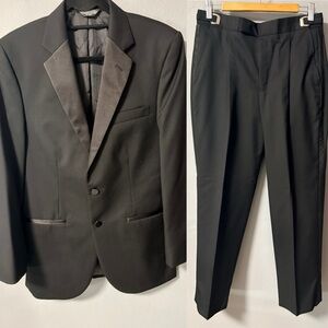 Formal Classic Black Men's Suit in Black.
Size S/M